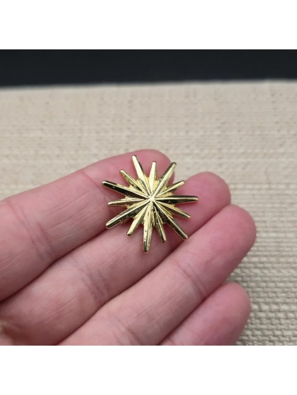 Vintage Mid-Century Modern Gold Tone Starburst Lapel Pin Brooch A8065